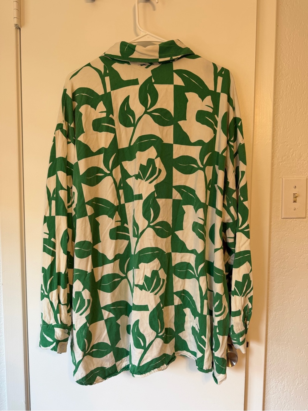 Eloquii Green and Cream Leaf-Print Button Front Top - Picture 2 of 3